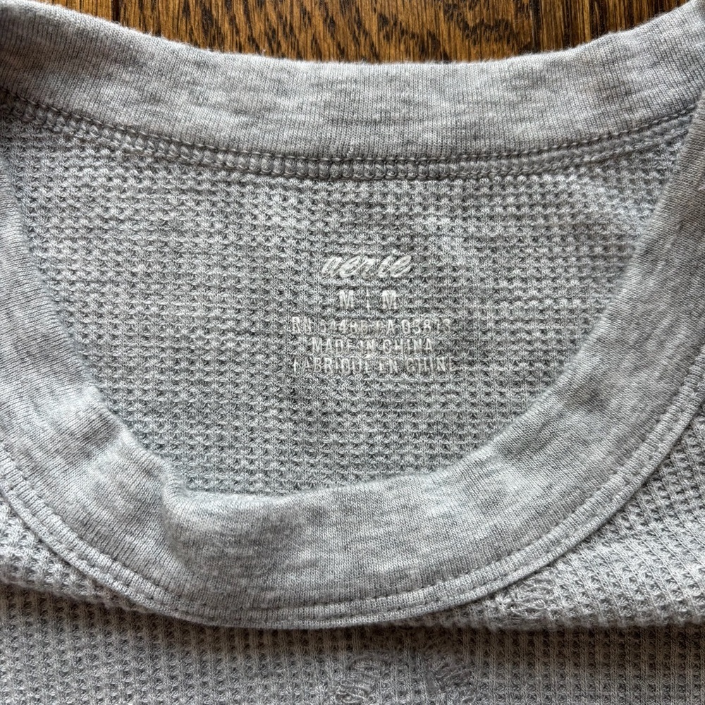 Aerie Light Gray Waffle Knit Long Sleeve Top | Size Medium | Cropped Thermal - Picture 2 of 5